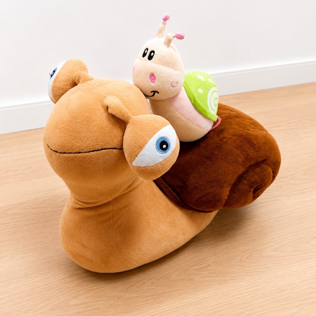 El caracol grande de peluche del aula de Cargolins, con el caracolito encima de la concha