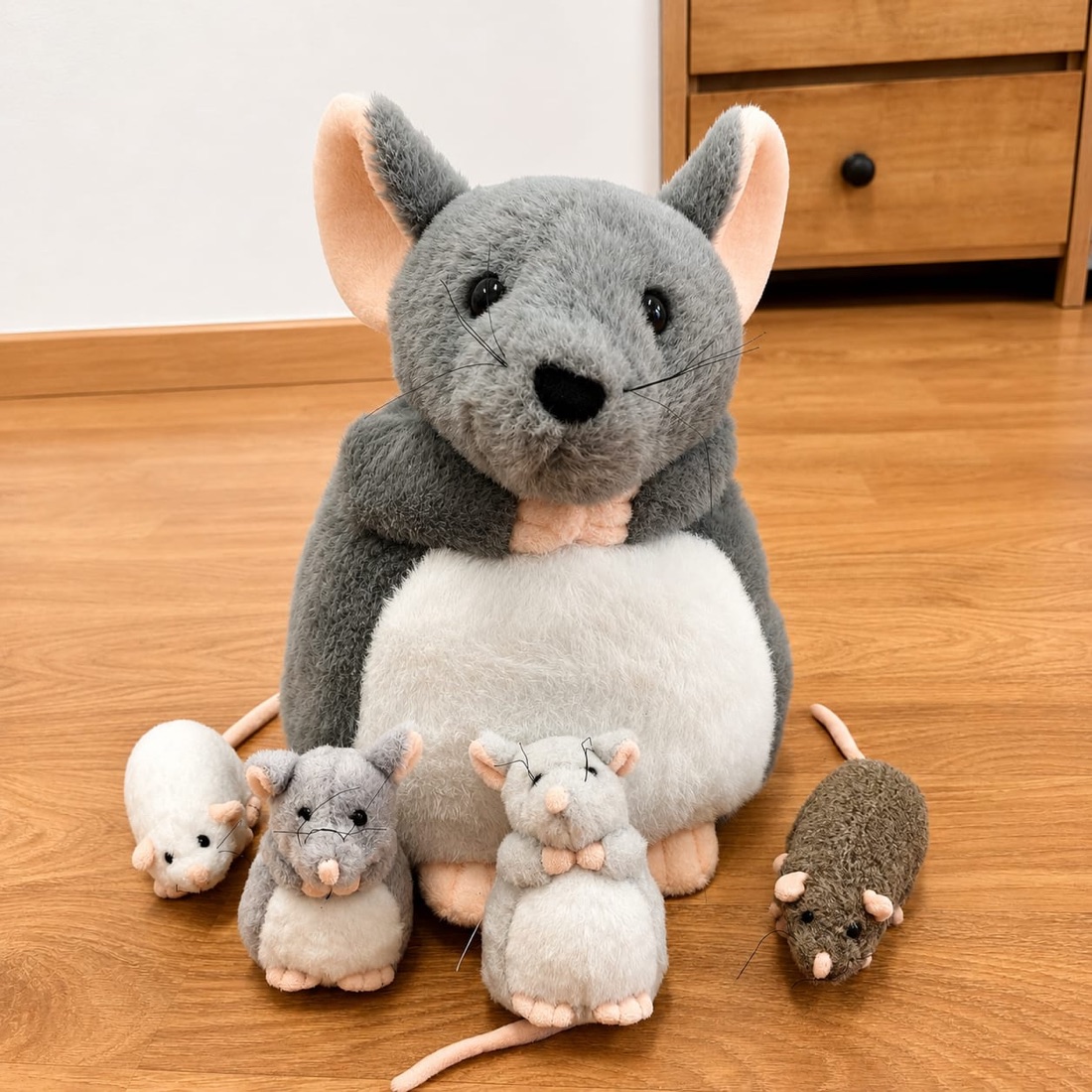La ratona de peluche del aula de Ratolins, rodeada de sus cuatro ratoncitos